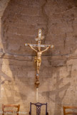 <center>Eglise Saint-Pierre</center>Le Chœur (XIIe-XVIIe siècles). Ancienne croix de procession (XVIIe siècle). En effet, Peyrolles était une étape sur le pèlerinage de Marseille à Grenoble.